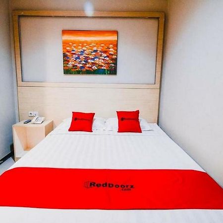 Reddoorz Plus Near Sultan Hasanuddin Airport Macáçar Exterior foto