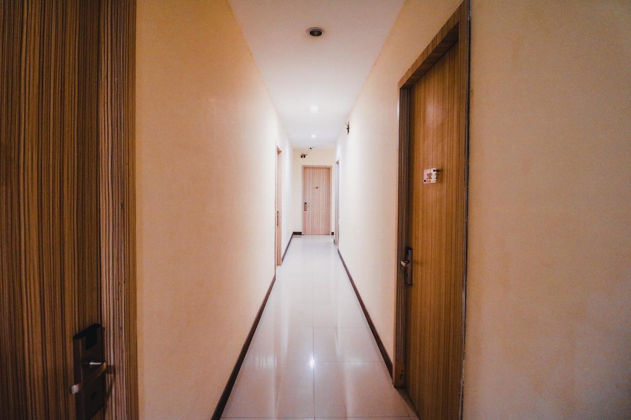 Reddoorz Plus Near Sultan Hasanuddin Airport Macáçar Exterior foto