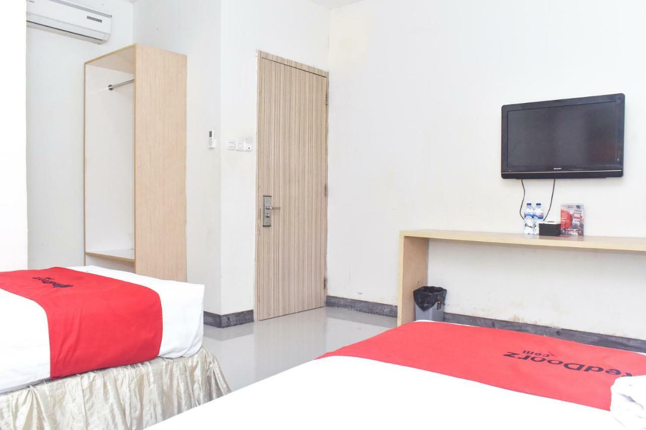 Reddoorz Plus Near Sultan Hasanuddin Airport Macáçar Exterior foto