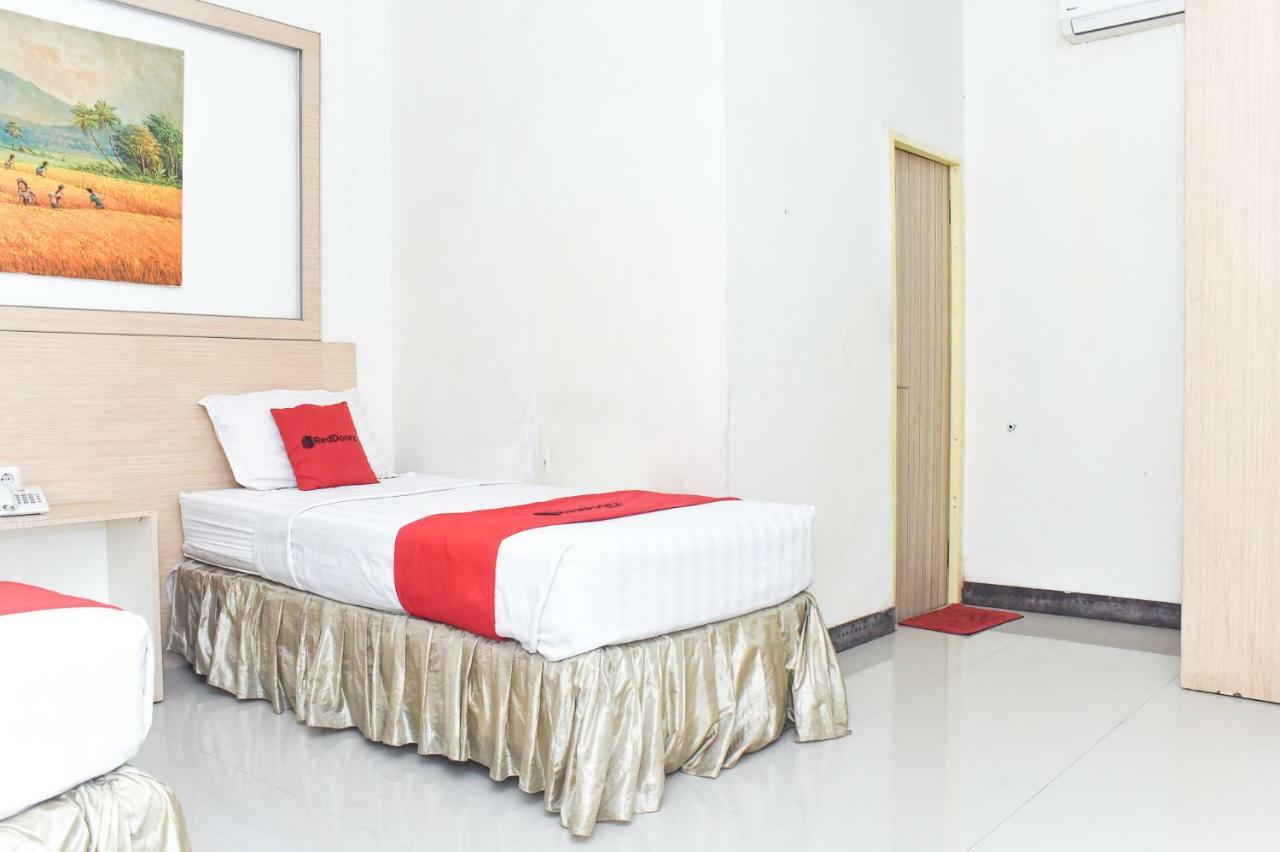 Reddoorz Plus Near Sultan Hasanuddin Airport Hotel Macáçar Exterior foto