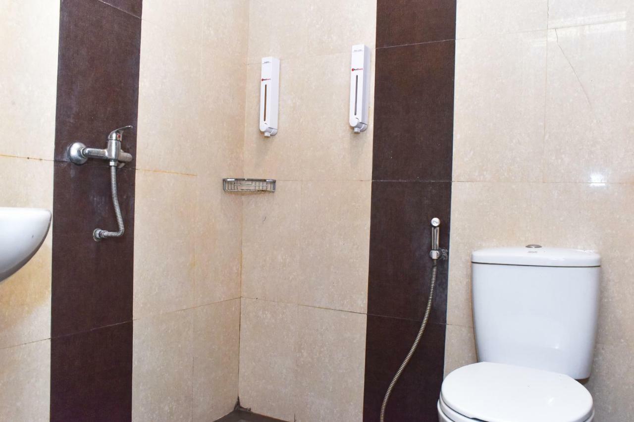 Reddoorz Plus Near Sultan Hasanuddin Airport Macáçar Exterior foto
