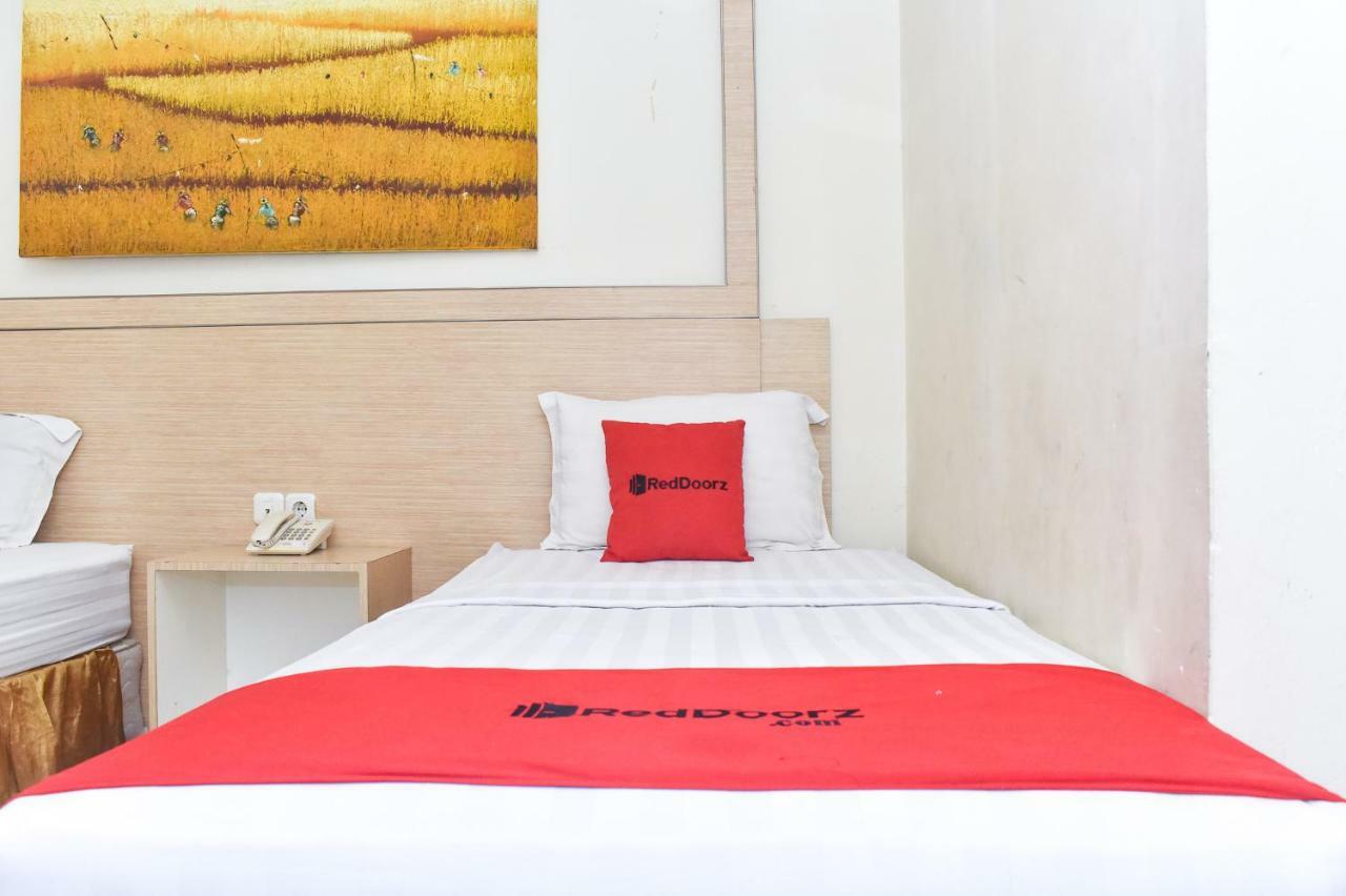 Reddoorz Plus Near Sultan Hasanuddin Airport Macáçar Exterior foto